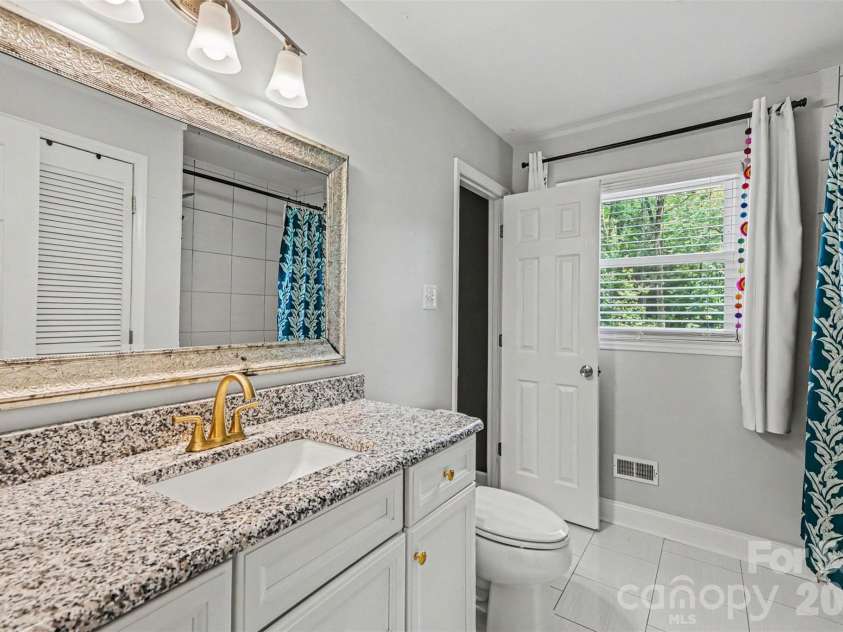 2018 Knell Drive, Charlotte, NC 28212.  MLS# CAR4384652, YatesRealty ID 25667. Primary Bathroom