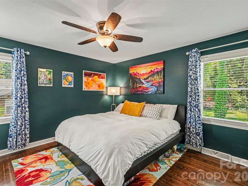 2018 Knell Drive, Charlotte, NC 28212.  MLS# CAR4384652, YatesRealty ID 25667. Primary Bedroom
