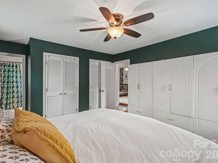 2018 Knell Drive, Charlotte, NC 28212.  MLS# CAR4384652, YatesRealty ID 25667. Primary Bedroom