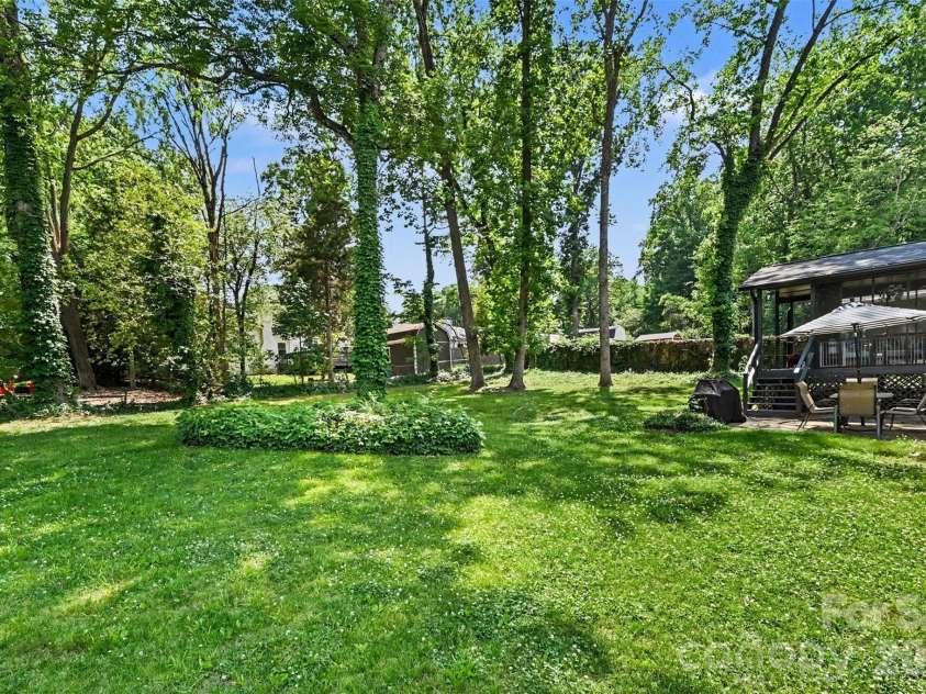 2018 Knell Drive, Charlotte, NC 28212.  MLS# CAR4384652, YatesRealty ID 25667. Spacious backyard
