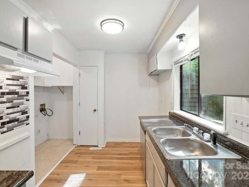 11231 E W T HARRIS Boulevard, Charlotte, NC 28212.  MLS# CAR4277374, YatesRealty ID 25668. 