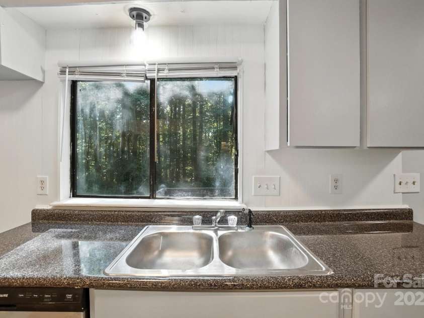 11231 E W T HARRIS Boulevard, Charlotte, NC 28212.  MLS# CAR4277374, YatesRealty ID 25668. 