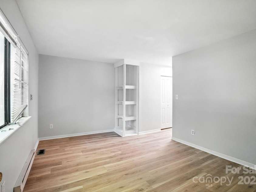 11231 E W T HARRIS Boulevard, Charlotte, NC 28212.  MLS# CAR4277374, YatesRealty ID 25668. 