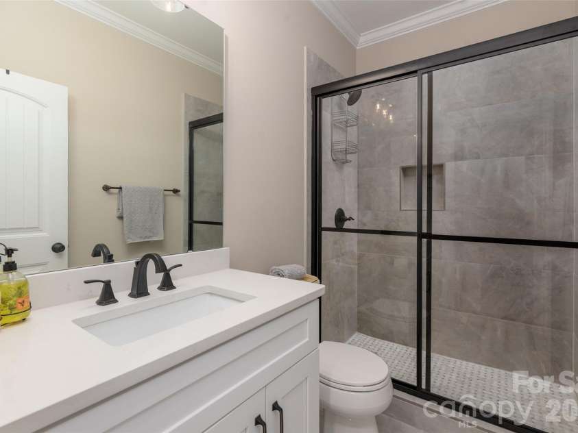 859 Irish Creek Drive, Landis, NC 28088.  MLS# CAR4370059, YatesRealty ID 25668. Second upstairs bathroom