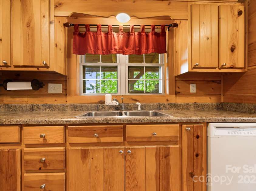 41 Waya Way, Whittier, NC 28789.  MLS# CAR4278169, YatesRealty ID 25669. 