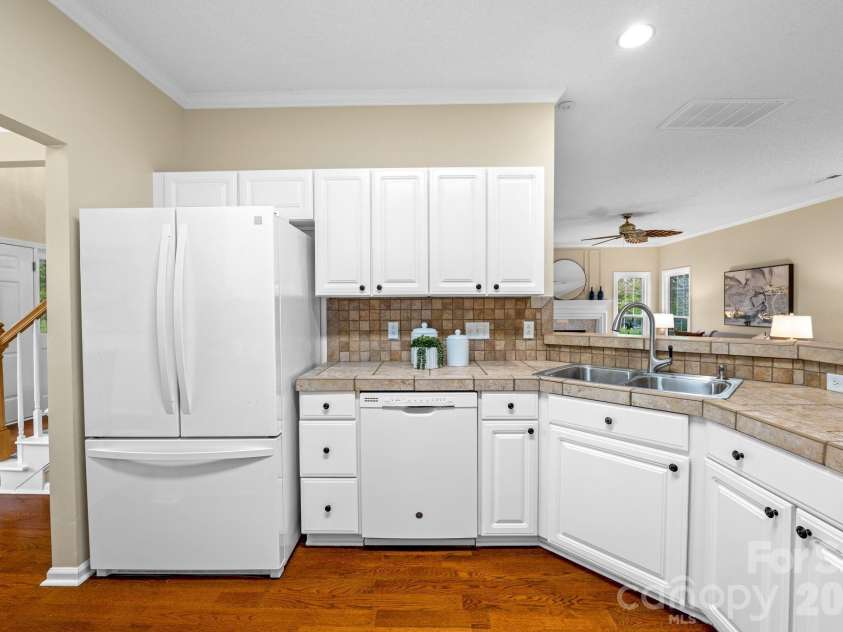 8501 Tonawanda Drive, Charlotte, NC 28277.  MLS# CAR4362441, YatesRealty ID 25669. 