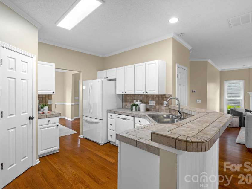 8501 Tonawanda Drive, Charlotte, NC 28277.  MLS# CAR4362441, YatesRealty ID 25669. 