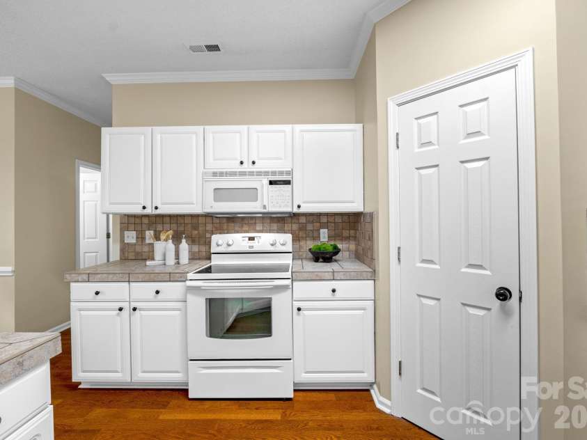 8501 Tonawanda Drive, Charlotte, NC 28277.  MLS# CAR4362441, YatesRealty ID 25669. 