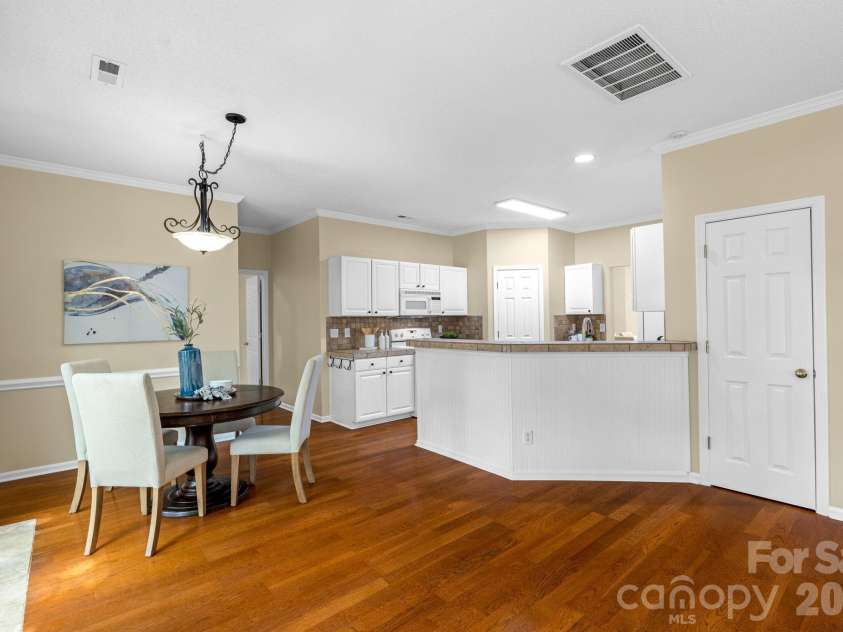 8501 Tonawanda Drive, Charlotte, NC 28277.  MLS# CAR4362441, YatesRealty ID 25669. 