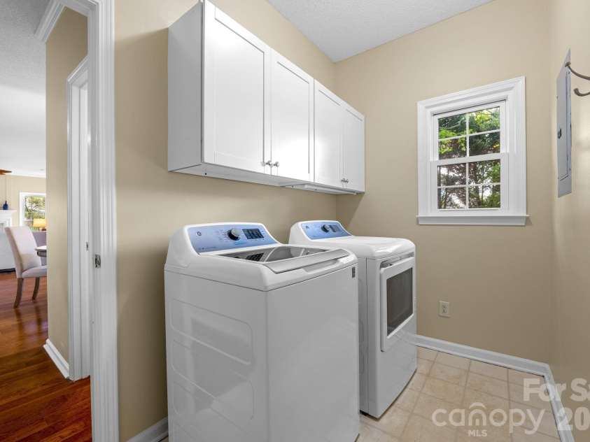 8501 Tonawanda Drive, Charlotte, NC 28277.  MLS# CAR4362441, YatesRealty ID 25669. 