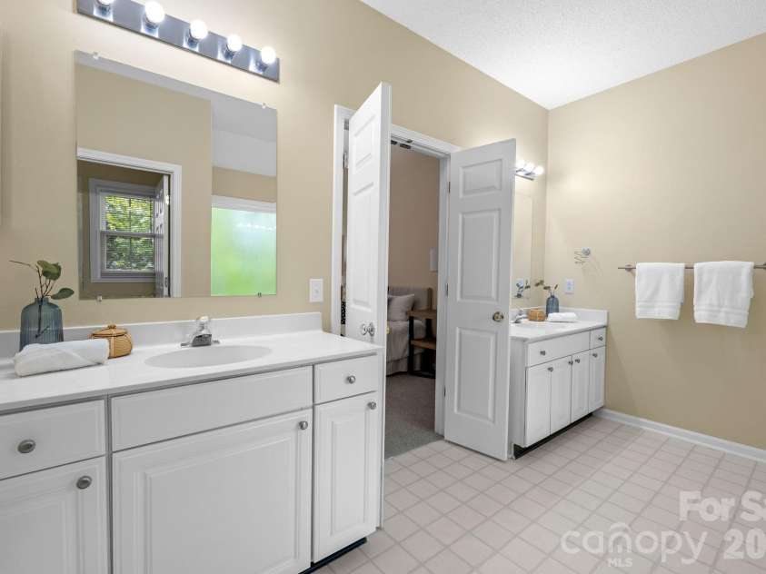 8501 Tonawanda Drive, Charlotte, NC 28277.  MLS# CAR4362441, YatesRealty ID 25669. Primary bathroom