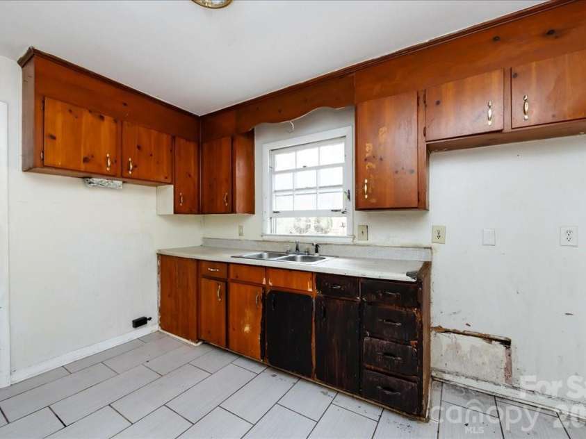 1628 Eastway Drive, Charlotte, NC 28205.  MLS# CAR4344022, YatesRealty ID 2567. Unit A