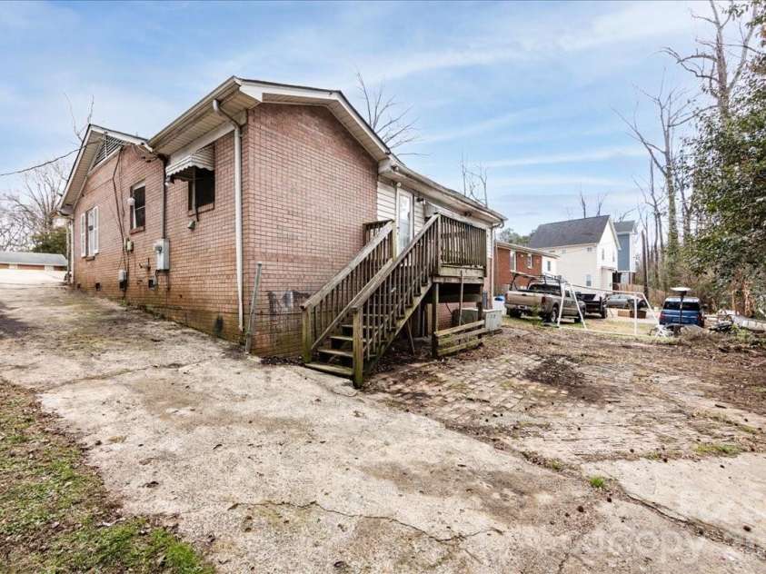 1628 Eastway Drive, Charlotte, NC 28205.  MLS# CAR4360774, YatesRealty ID 2567. 