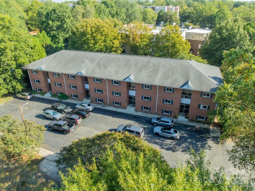 400 Queens Road, Charlotte, NC 28207.  MLS# CAR4309100, YatesRealty ID 2567. 400 Queens Road