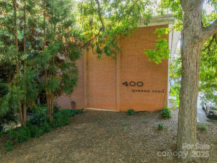 400 Queens Road, Charlotte, NC 28207.  MLS# CAR4309100, YatesRealty ID 2567. 400 Queens Road, Unit D6