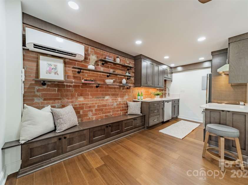 400 Queens Road, Charlotte, NC 28207.  MLS# CAR4309100, YatesRealty ID 2567. Built Ins