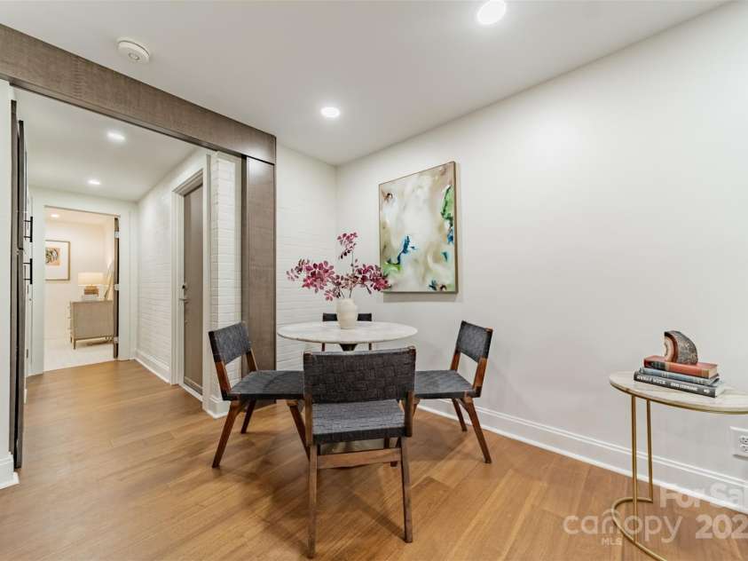 400 Queens Road, Charlotte, NC 28207.  MLS# CAR4309100, YatesRealty ID 2567. Entry