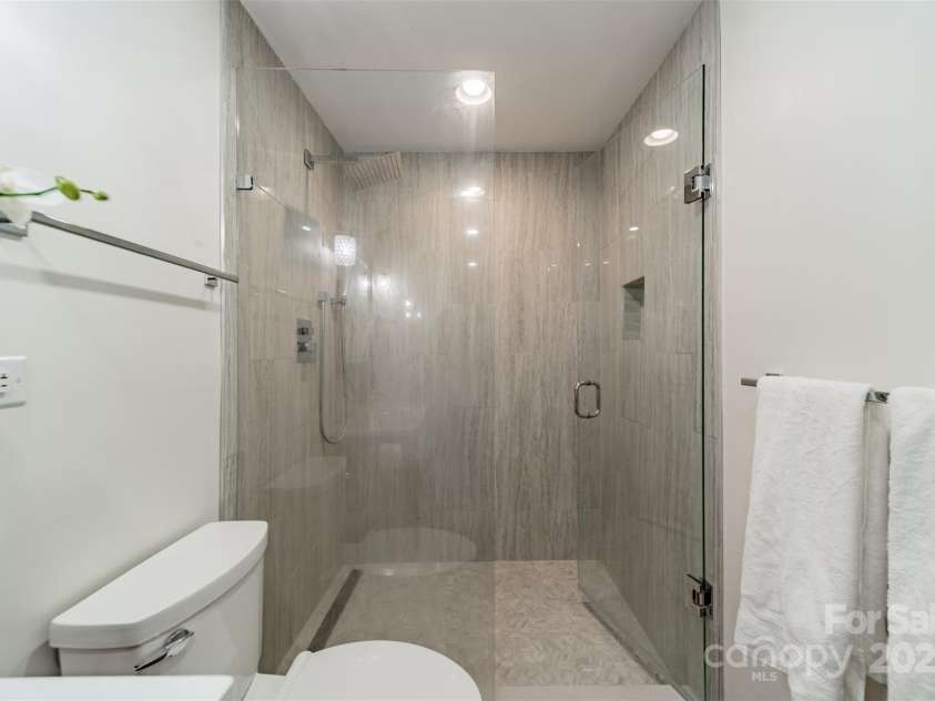 400 Queens Road, Charlotte, NC 28207.  MLS# CAR4309100, YatesRealty ID 2567. Hall Bath