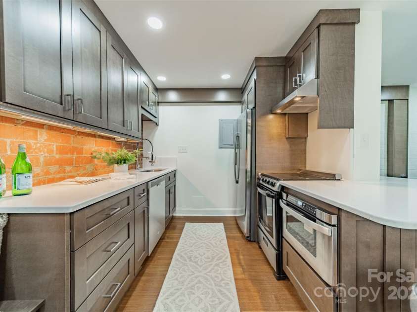 400 Queens Road, Charlotte, NC 28207.  MLS# CAR4309100, YatesRealty ID 2567. Kitchen