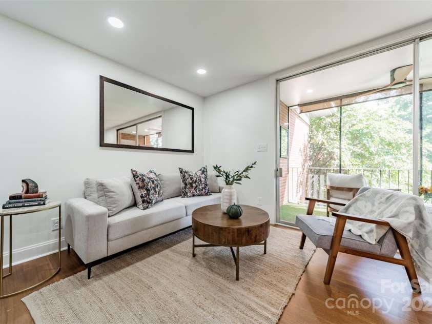 400 Queens Road, Charlotte, NC 28207.  MLS# CAR4309100, YatesRealty ID 2567. Living Room