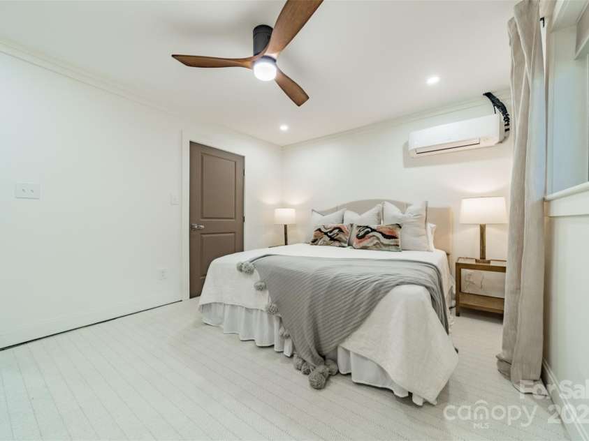 400 Queens Road, Charlotte, NC 28207.  MLS# CAR4309100, YatesRealty ID 2567. Primary Bedroom
