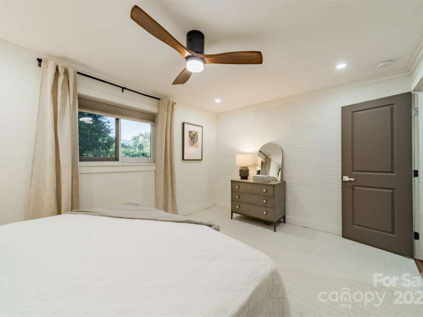 400 Queens Road, Charlotte, NC 28207.  MLS# CAR4309100, YatesRealty ID 2567. Primary Bedroom