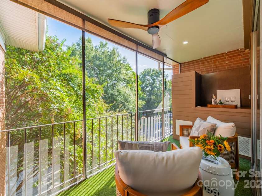 400 Queens Road, Charlotte, NC 28207.  MLS# CAR4309100, YatesRealty ID 2567. Screened Balcony
