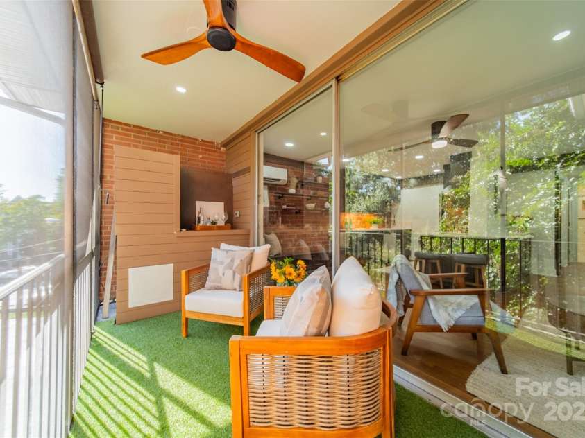 400 Queens Road, Charlotte, NC 28207.  MLS# CAR4309100, YatesRealty ID 2567. Screened Balcony