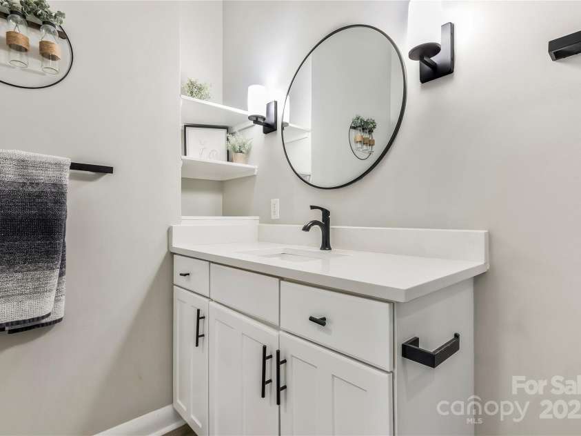 404 New Bern Station Court, Charlotte, NC 28209.  MLS# CAR4225385, YatesRealty ID 25671. Bathroom
