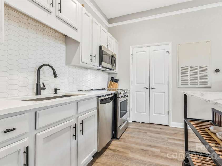 404 New Bern Station Court, Charlotte, NC 28209.  MLS# CAR4225385, YatesRealty ID 25671. Kitchen