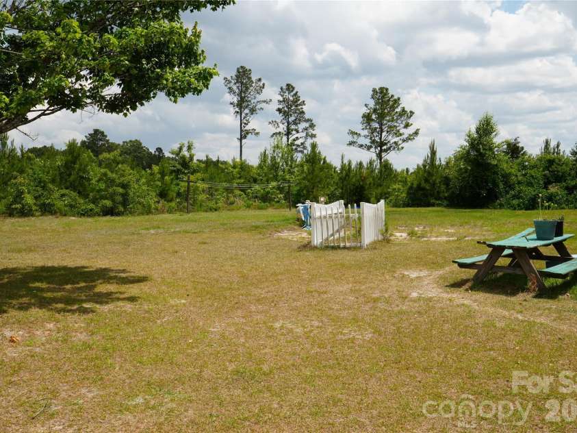424 Press Walters Road, Hartsville, SC 29550.  MLS# CAR4385452, YatesRealty ID 25671. 