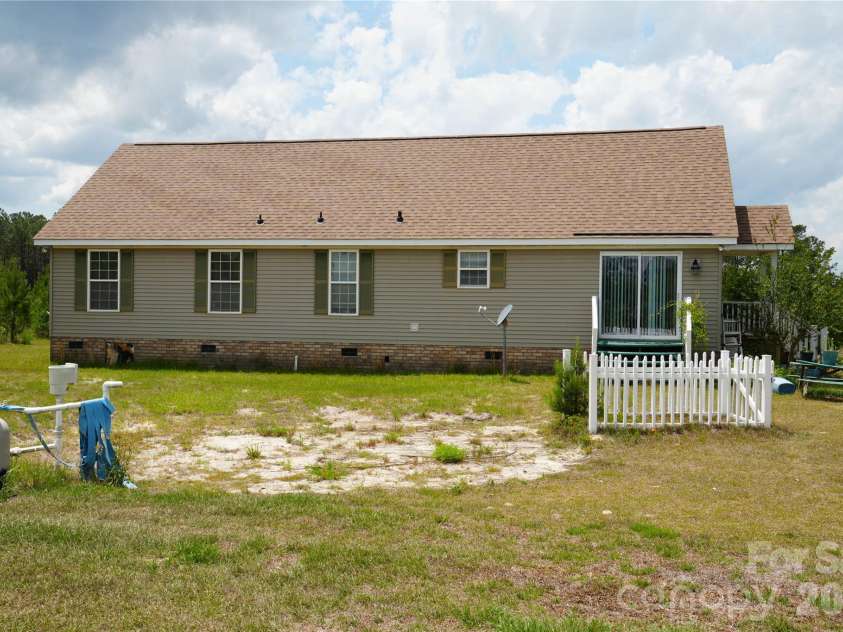 424 Press Walters Road, Hartsville, SC 29550.  MLS# CAR4385452, YatesRealty ID 25671. 