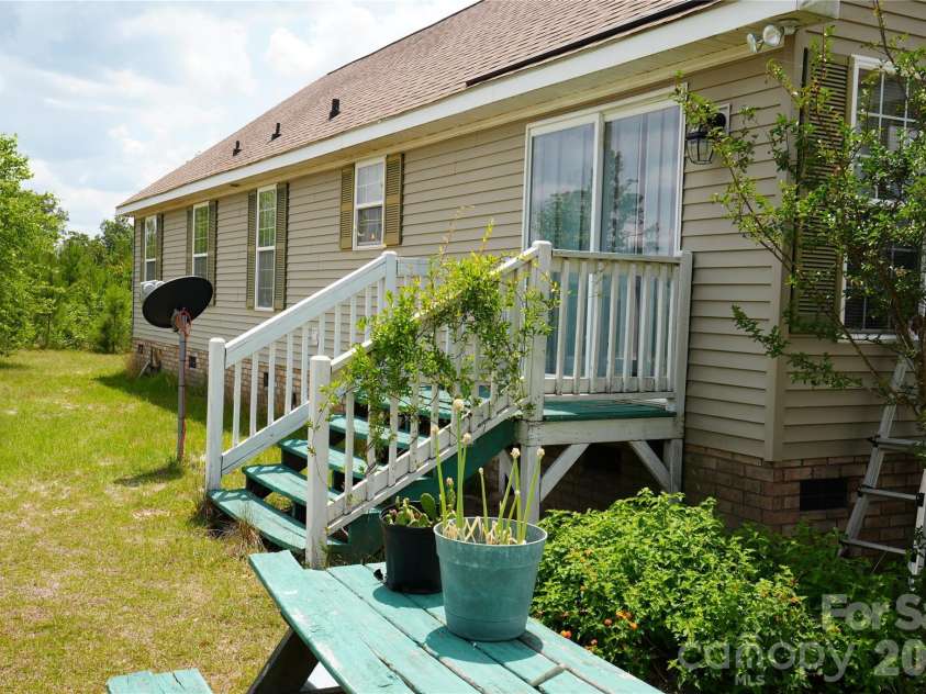 424 Press Walters Road, Hartsville, SC 29550.  MLS# CAR4385452, YatesRealty ID 25671. 