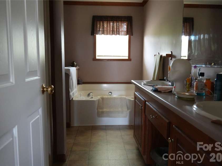 424 Press Walters Road, Hartsville, SC 29550.  MLS# CAR4385452, YatesRealty ID 25671. 