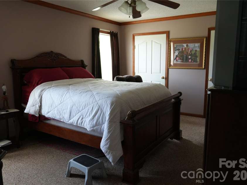 424 Press Walters Road, Hartsville, SC 29550.  MLS# CAR4385452, YatesRealty ID 25671. 
