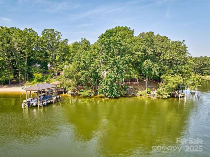 5390 Hudson Road, Lake Wylie, SC 29710.  MLS# CAR4274275, YatesRealty ID 25672. 1.39 acre peninsula lot