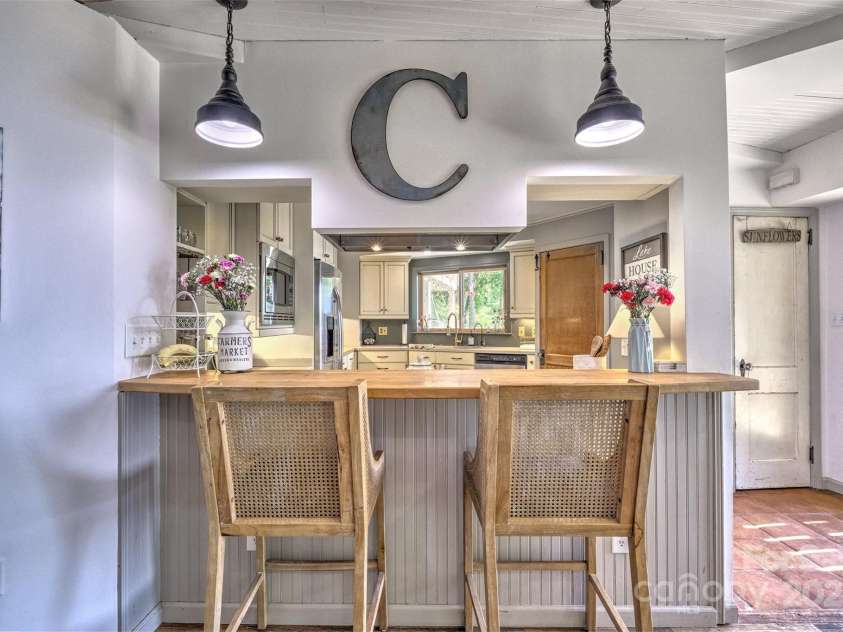 5390 Hudson Road, Lake Wylie, SC 29710.  MLS# CAR4274275, YatesRealty ID 25672. Bar seating