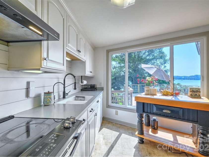 5390 Hudson Road, Lake Wylie, SC 29710.  MLS# CAR4274275, YatesRealty ID 25672. Cooking with a waterfront view!