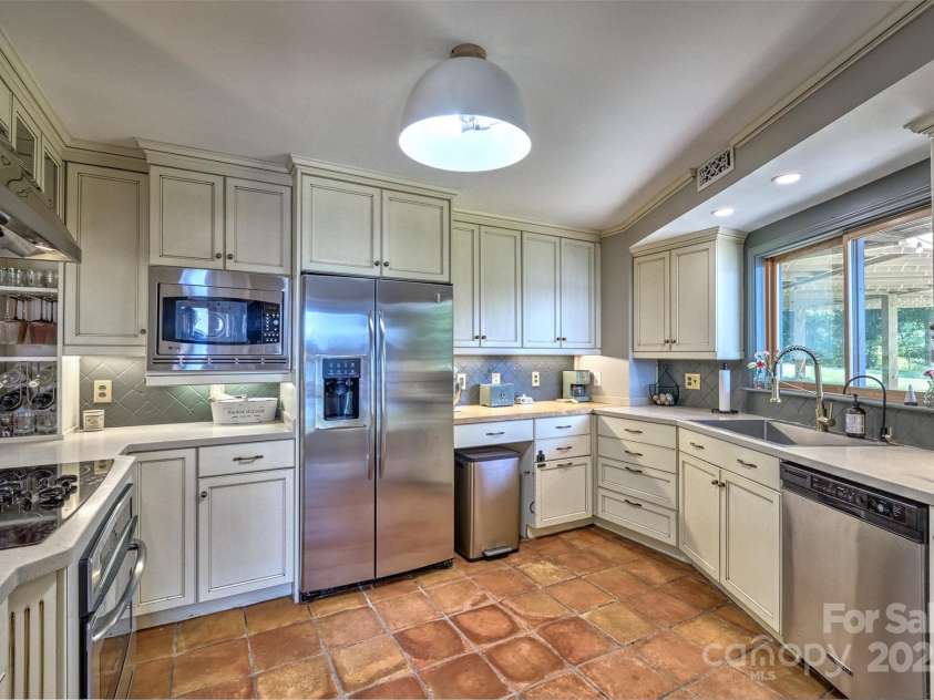 5390 Hudson Road, Lake Wylie, SC 29710.  MLS# CAR4274275, YatesRealty ID 25672. Full kitchen with stainless appliances