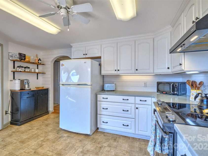5390 Hudson Road, Lake Wylie, SC 29710.  MLS# CAR4274275, YatesRealty ID 25672. Natural light fills the kitchen