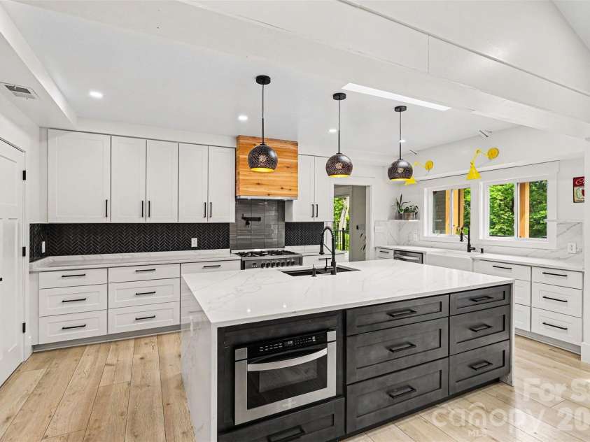6201 Cory Bret Lane, Charlotte, NC 28278.  MLS# CAR4380325, YatesRealty ID 25672. 