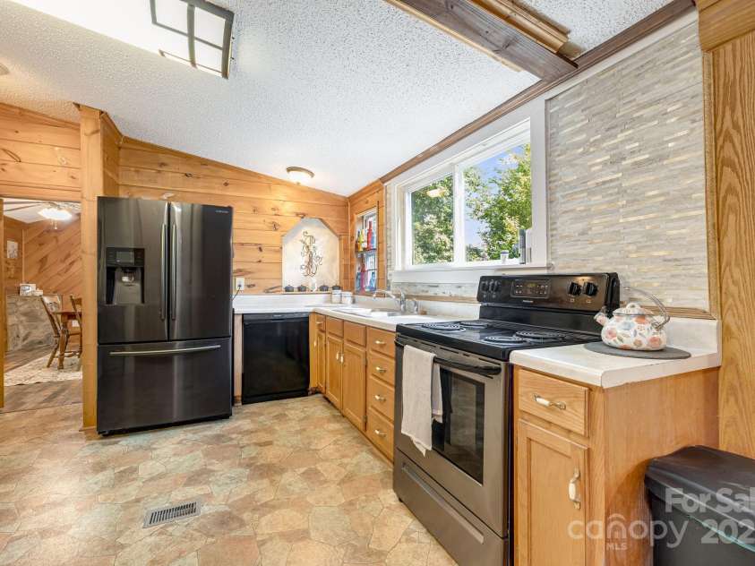 19 Timbers Edge Lane, Fairview, NC 28730.  MLS# CAR4278405, YatesRealty ID 25673. 