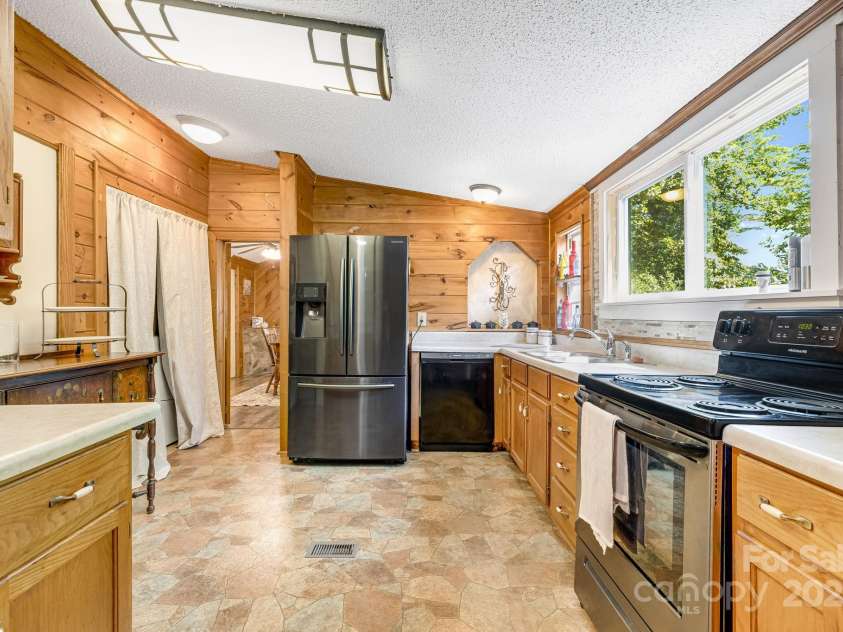 19 Timbers Edge Lane, Fairview, NC 28730.  MLS# CAR4278405, YatesRealty ID 25673. 