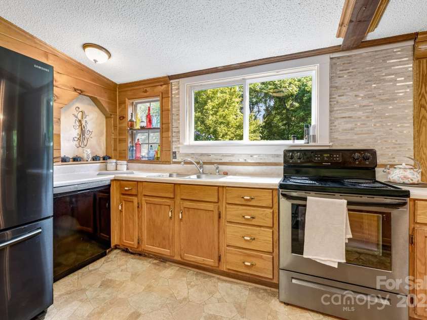 19 Timbers Edge Lane, Fairview, NC 28730.  MLS# CAR4278405, YatesRealty ID 25673. 