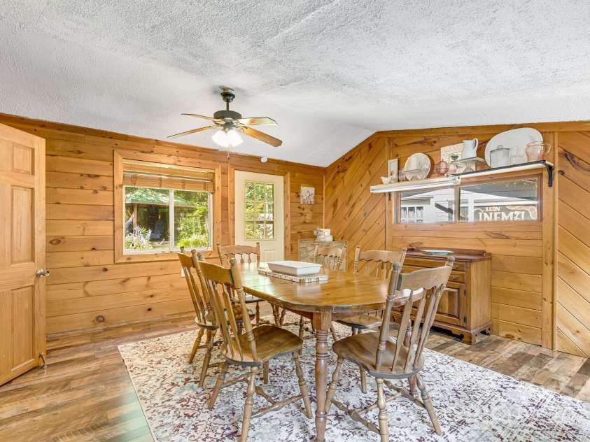 19 Timbers Edge Lane, Fairview, NC 28730.  MLS# CAR4278405, YatesRealty ID 25673. Dining