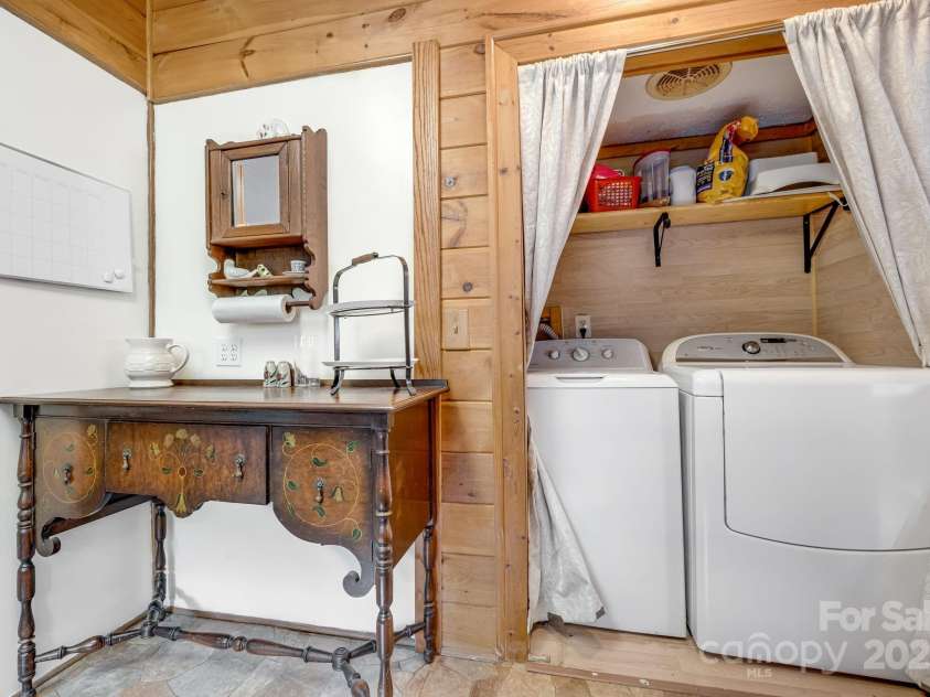 19 Timbers Edge Lane, Fairview, NC 28730.  MLS# CAR4278405, YatesRealty ID 25673. Laundry off kitchen