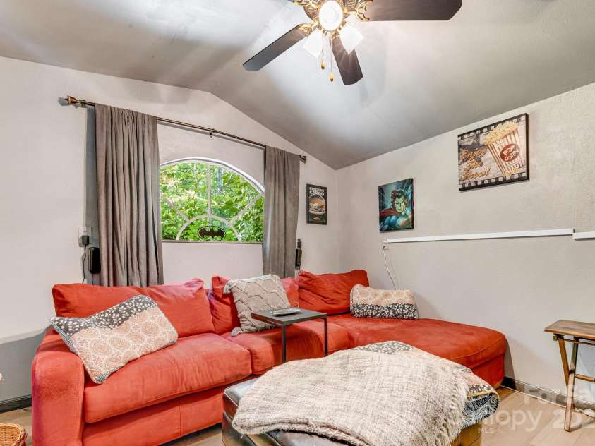 19 Timbers Edge Lane, Fairview, NC 28730.  MLS# CAR4278405, YatesRealty ID 25673. Studio