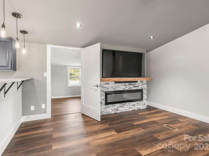 5354 Sherrills Ford Road, Catawba, NC 28609.  MLS# CAR4268743, YatesRealty ID 25674. Flex space off of family room offers privacy for use as a sunroom, home office or any number of purposes to meet your needs