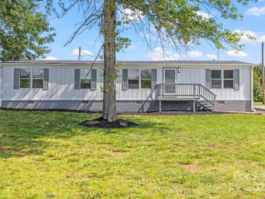 5354 Sherrills Ford Road, Catawba, NC 28609.  MLS# CAR4268743, YatesRealty ID 25674. Newly painted and impressively renovated
