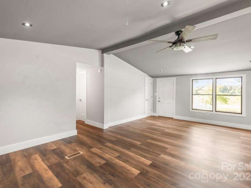 5354 Sherrills Ford Road, Catawba, NC 28609.  MLS# CAR4268743, YatesRealty ID 25674. Vaulted ceiling in family room